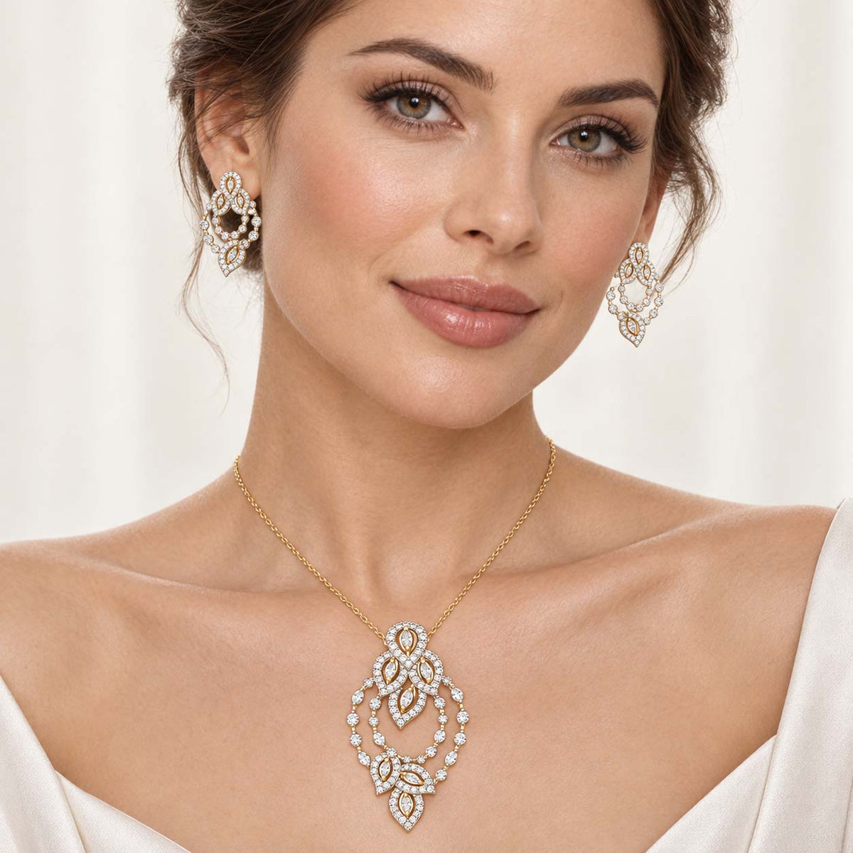 Majestic Crest 18K Gold Diamond Pendant Set