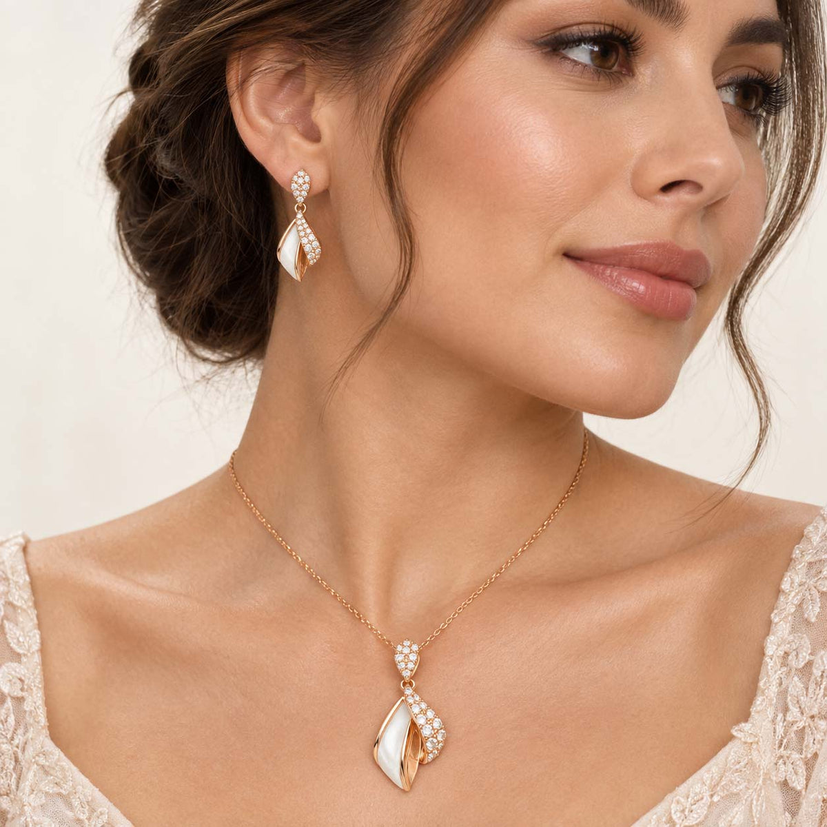 Luminous Grace 18K Gold Diamond Pendant Set