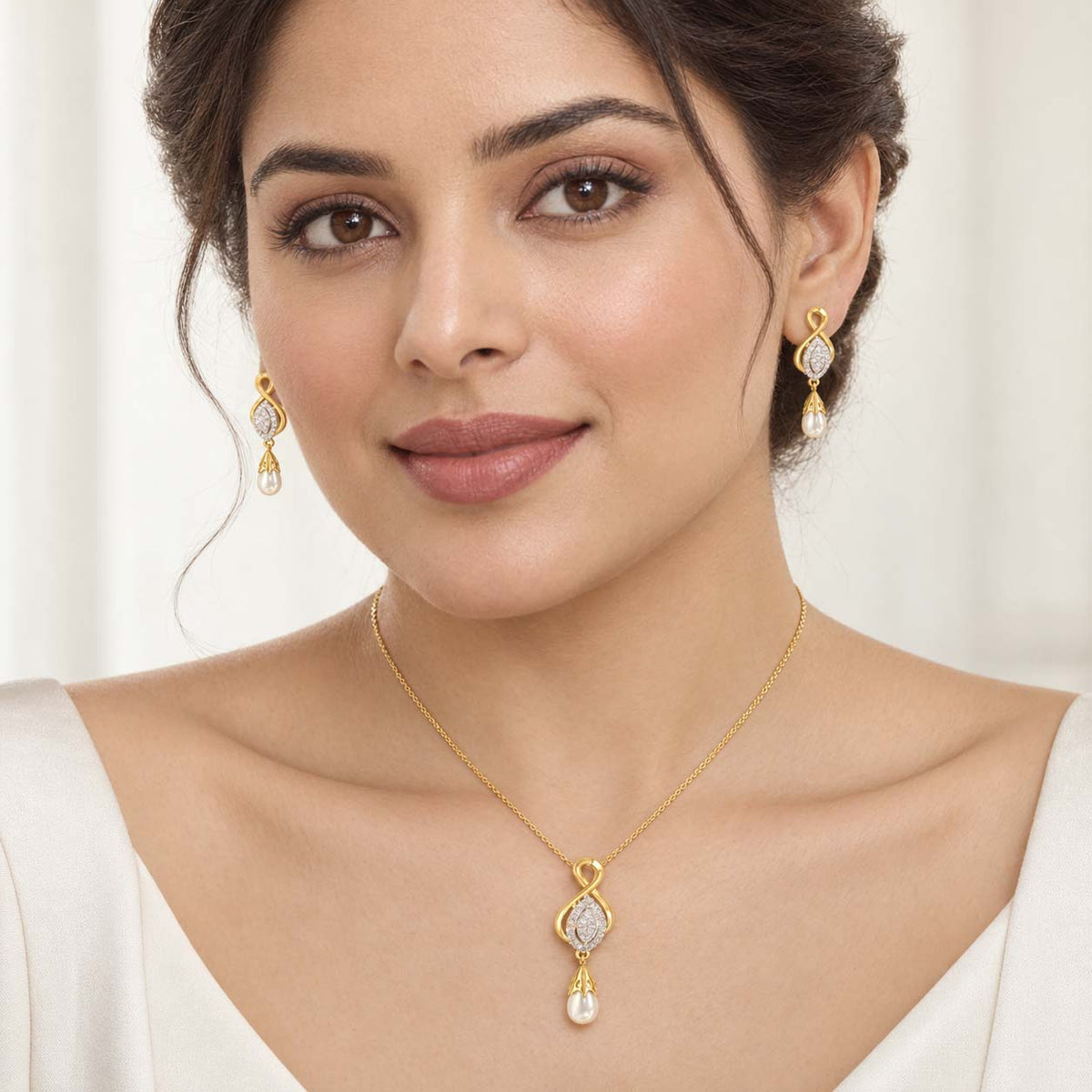 Ethereal Charm 18K Gold Diamond Pendant Set
